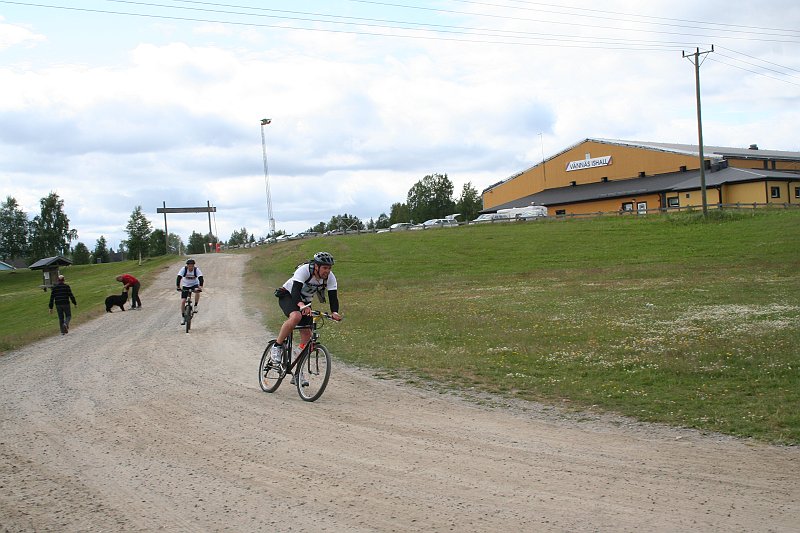 VMR 09 (113).jpg - Anders och Anders cyklar iväg